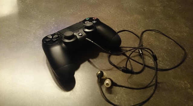 headset and controller ps4